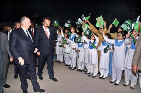 Hazar Imam welcomed in Pakistan at Islamabad Airport by young Ismailis  2017-12-07